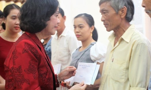 Bà Trương Thị Mai tặng quà cho người có công với cách mạng trên địa bàn tỉnh Quảng Nam. Ảnh: Thanh Chung