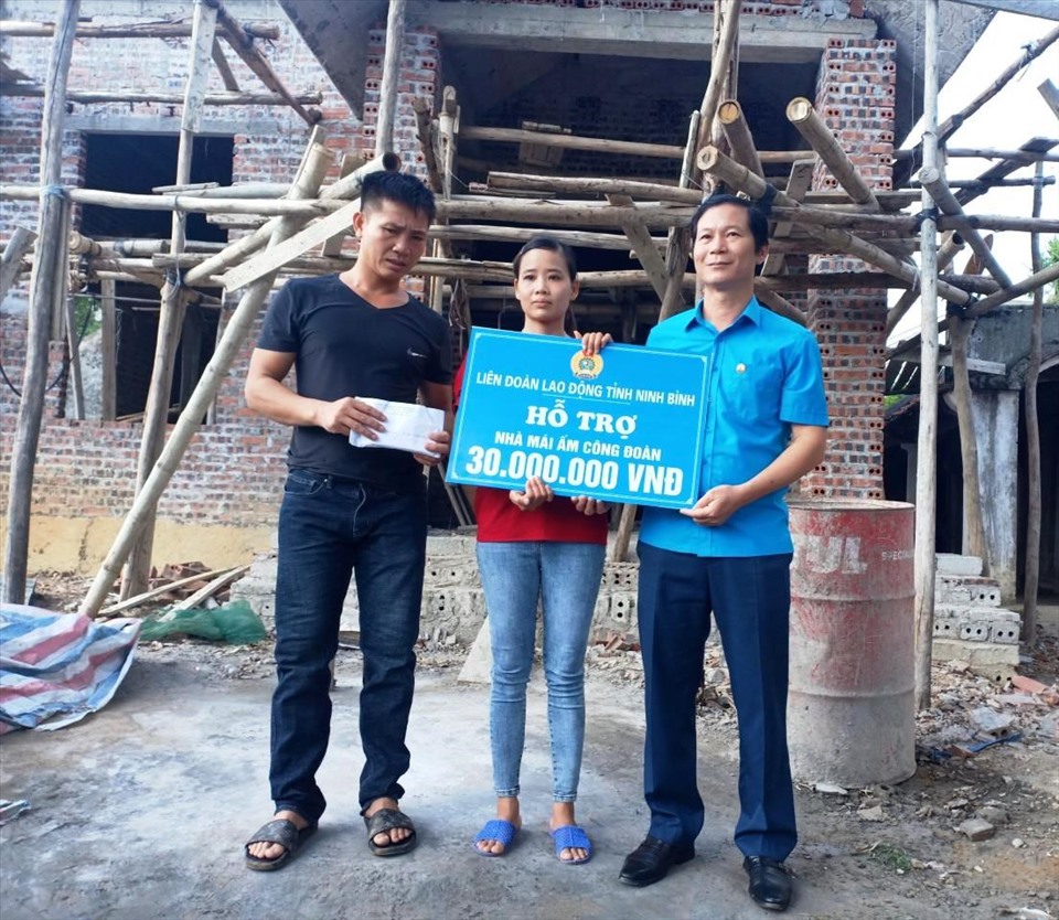 Đại diện lãnh đạo LĐLĐ tỉnh Ninh Bình trao tiền hỗ trợ cho gia đình chị Nguyễn Thị Ninh. Ảnh: NT