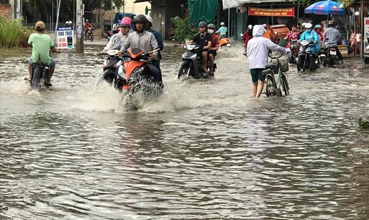 Dân Nha Trang (Khánh Hòa) bì bõm qua các điểm ngập sau khi đón cơn mưa "vàng" kéo dài 1 giờ đồng hồ. Ảnh: Nhiệt Băng