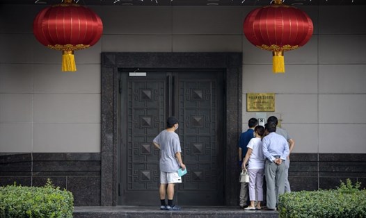 Bên ngoài lãnh sự quán Trung Quốc ở Houston, bang Texas, Mỹ hôm 22.7. Ảnh: AFP