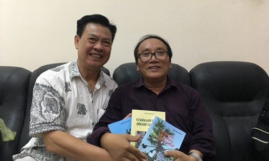 Tác giả Trần Ngọc Phú trao tặng bộ sách cho nhà thơ Trần Đăng Khoa, cũng là một cựu binh chiến trường biên giới Tây Nam.