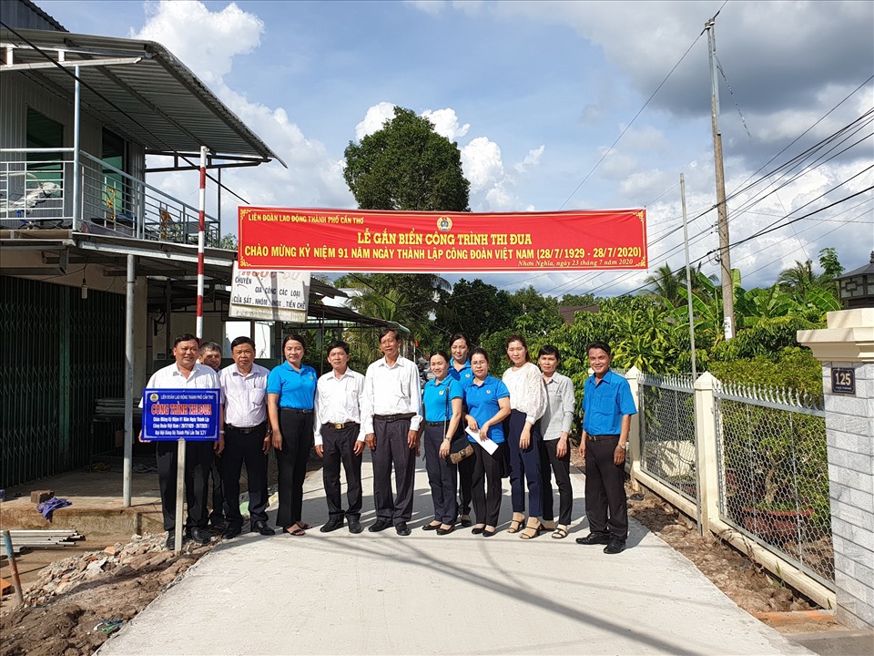 Lễ công bố quyết định và gắn biển công trình. Ảnh: H.V