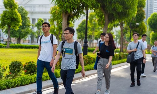 Du học sinh tham quan Trường Đại học VinUni (Việt Nam) để tìm hiểu cơ hội “du học” trong nước. Ảnh: Bích Hà