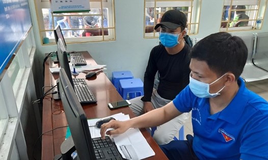Cán bộ Bảo hiểm xã hội tỉnh Đồng Nai hướng dẫn người dân thực hiện giao dịch hồ sơ trực tuyến trong lĩnh vực BHXH, BHYT. Ảnh: Dương Toàn