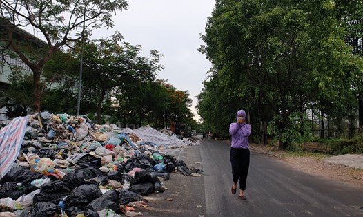 Bãi rác Nam Sơn bị chặn khiến nhiều nơi trong nội đô ngập ngụa rác. Ảnh: Phạm Đông