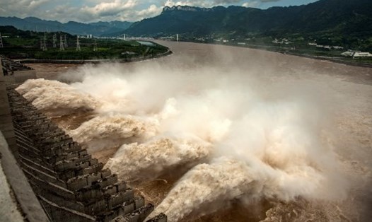 Đập Tam Hiệp trên sông Dương Tử xả lũ hôm 19.7. Ảnh: AFP.