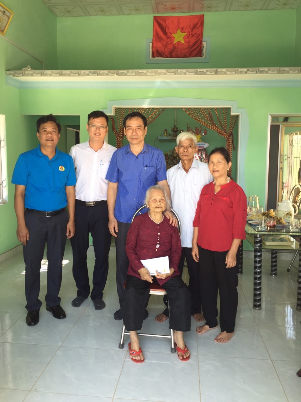 Đại diện lãnh đạo Công đoàn Tổng Công ty Hàng hải Việt Nam tặng quà Mẹ Việt Nam anh hùng. Ảnh: Lê Thanh