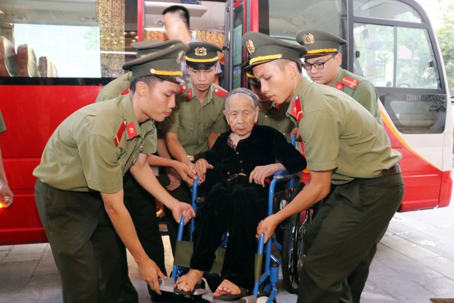 Gặp mặt 300 Mẹ Việt Nam Anh hùng tại Hà Nội