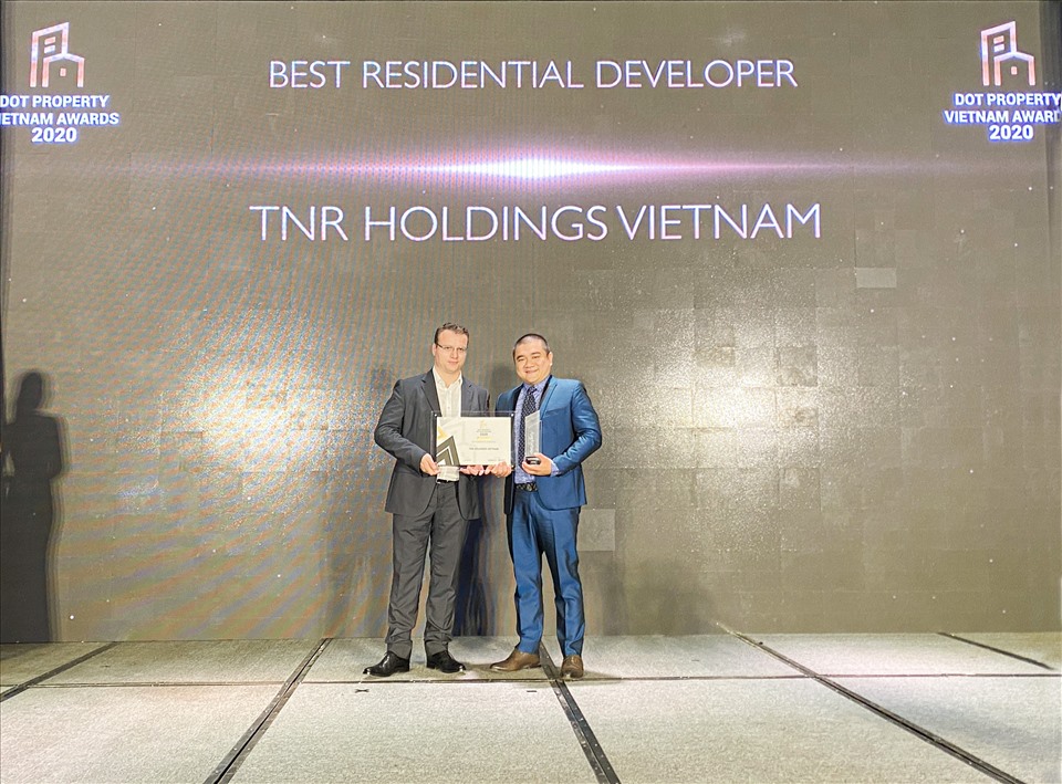 Ông Nguyễn Đăng Phương – Phó Tổng Giám đốc TNR Holdings Vietnam đại diện lên nhận giải