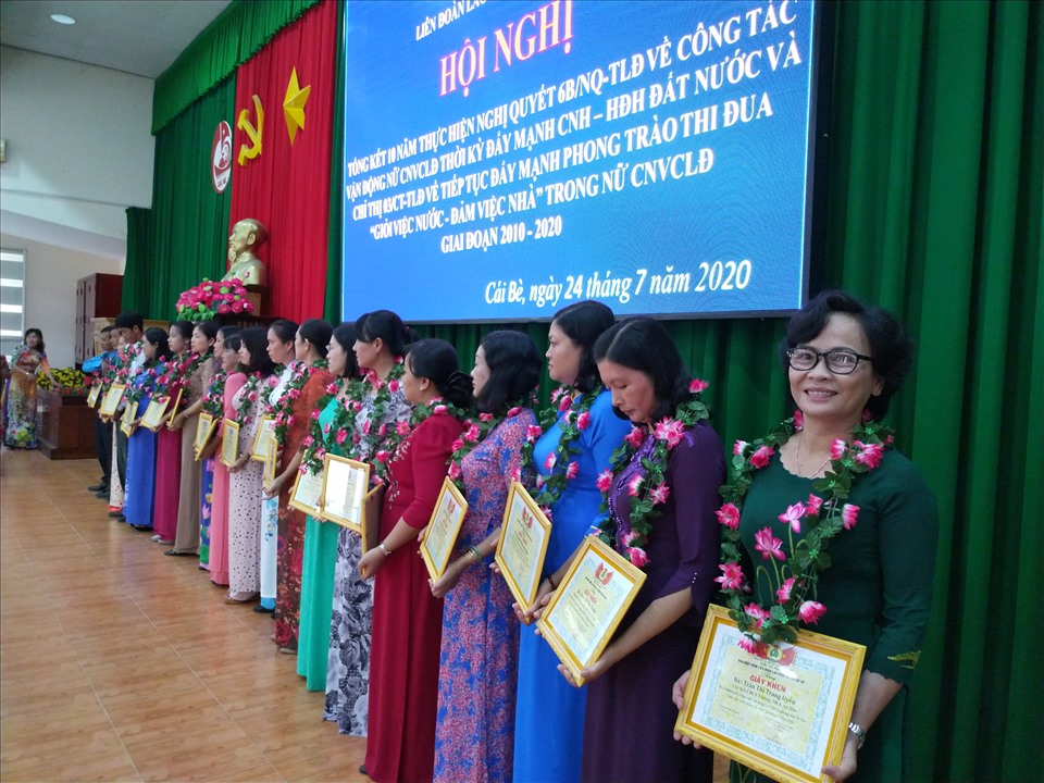 Khen thưởng tại họp mặt. Ảnh: K.Q