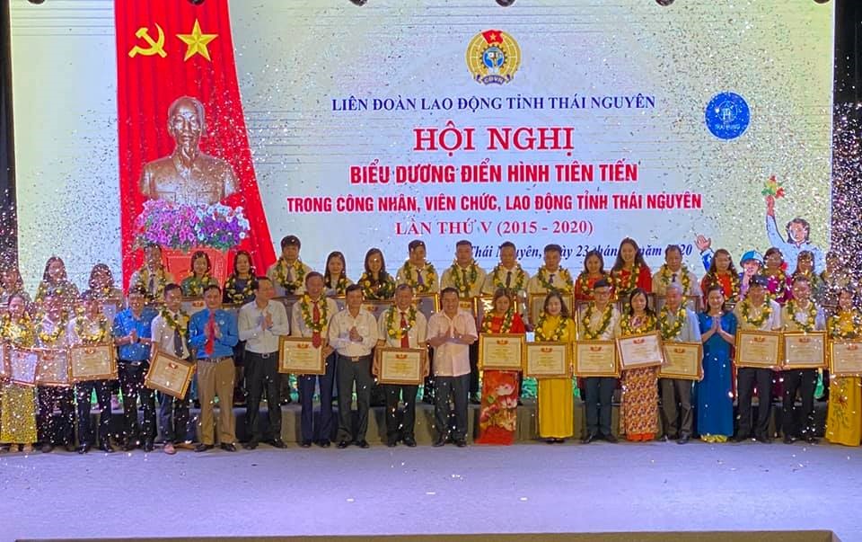 Đại diện lãnh đạo tỉnh, LĐLĐ tỉnh Thái Nguyên tặng Bằng khen cho các điển hình tiên tiến. Ảnh: CĐTN