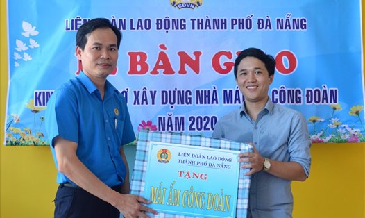 Chủ tịch LĐLĐ TP Đà Nẵng Nguyễn Duy Minh (người đứng bên trái) trao hỗ trợ cho gia đình anh Nguyễn Cao Thạch