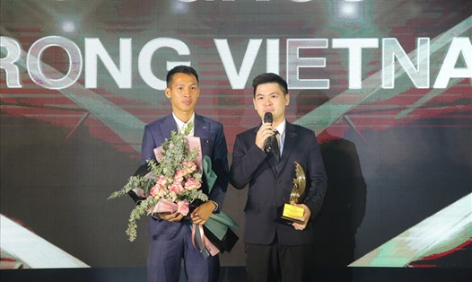 Đỗ Hùng Dũng cùng Chủ tịch CLB Hà Nội Đỗ Vinh Quang nhận giải thưởng. Ảnh: Trung Nguyễn