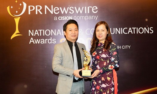 Phó tổng giám đốc Vietjet Nguyễn Thị Thuý Bình đại diện hãng nhận giải thưởng