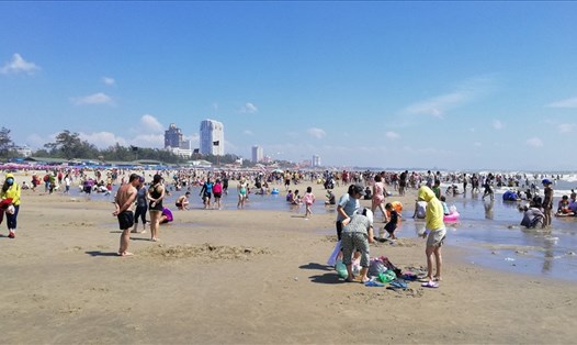 Biển Bà Rịa-Vũng Tàu đông nghịt người tắm vào ngày nghỉ cuối tuần. Ảnh: Nguyên Dũng