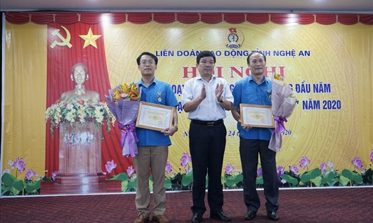 Chủ tịch và Phó Chủ tịch LĐLĐ tỉnh Nghệ An nhận danh hiệu Chiến sỹ thi đua Tổng Liên đoàn. Ảnh: QĐ