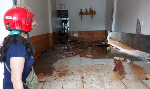 Một ngôi nhà bị mưa lũ làm hư hại nghiêm trọng. Ảnh: Bảo Châu