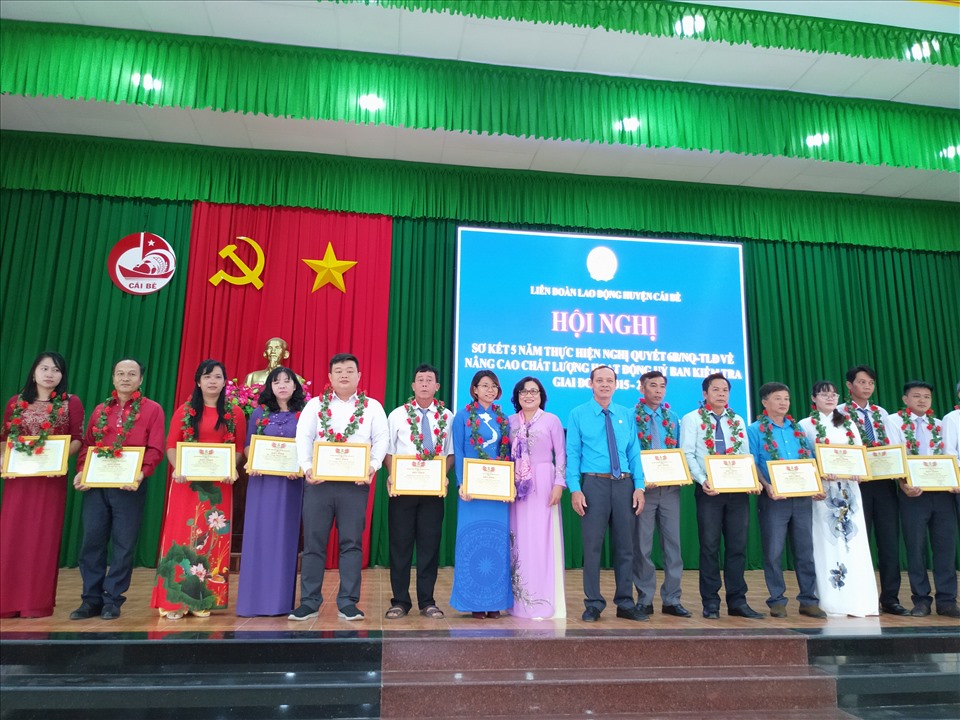 Tuyên dương cán bộ có nhiều thành tích hoạt động, xây dựng tổ chức Công đoàn tỉnh Bến Tre. Ảnh: K.Q
