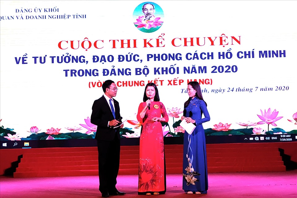 Tiết mục dự thi của thí sinh Nguyễn Thị Huệ - Đảng ủy Trường Chính trị tỉnh. Ảnh Quốc Tiến