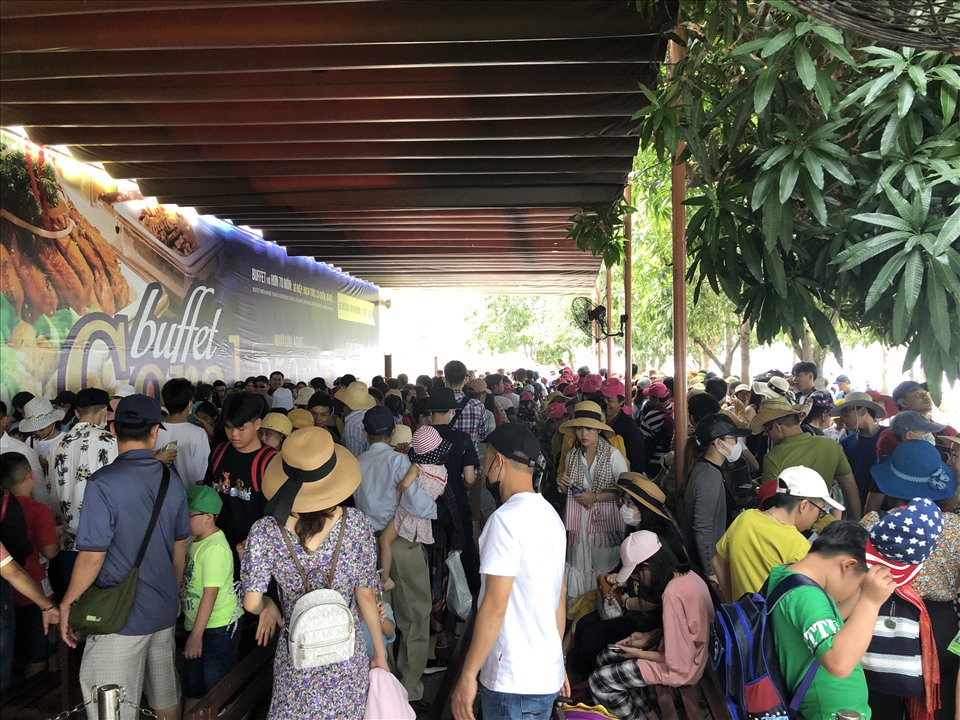 Hàng trăm du khách chờ đi cáp treo qua Khu du lịch Vinpearl Nha Trang. Ảnh Phương Linh