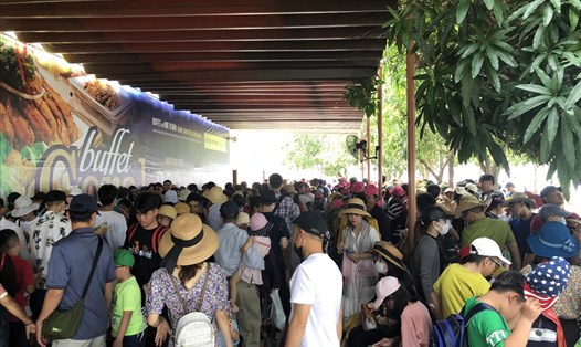 Hàng trăm du khách chờ đi cáp treo qua Khu du lịch Vinpearl Nha Trang. Ảnh Phương Linh