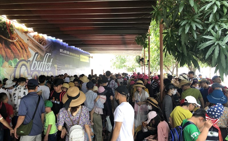 Hàng trăm du khách chờ đi cáp treo qua Khu du lịch Vinpearl Nha Trang. Ảnh Phương Linh