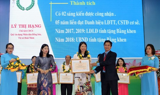 Chủ tịch LĐLĐ Bình Định Nguyễn Mạnh Hùng trao phần thưởng cho các cá nhân điển hình tiên tiến