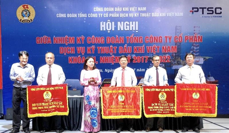Bà Nghiêm Thuỳ Lan - Chủ tịch Công đoàn Dầu khí Việt Nam -   trao Cờ thi đua của Tổng Liên đoàn Lao động Việt Nam và Công đoàn Dầu khí Việt Nam cho các đơn vị có thành tích xuất sắc. Ảnh: CĐ DK