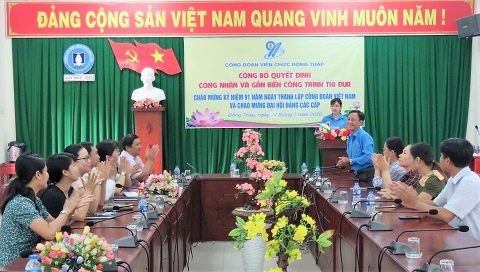 Các đại biểu tại lễ công bố gắn biển công trình thi đua. Ảnh: Huyền Trâm