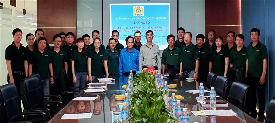 Lễ trao quyết định kết nạp đoàn viên và thành lập CĐCS. Ảnh: Thanh Nhàn