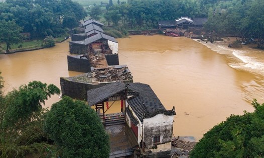 Lũ lụt phá hủy một cây cầu cổ từ thời Tống ở Giang Tây, Trung Quốc. Ảnh: Thời báo Hoàn Cầu.