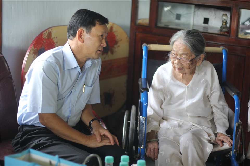 Bí thư Kon Tum thăm, tặng quà mẹ Việt Nam Anh hùng
