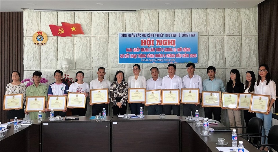 Trao bằng khen cho các tập thể, cá nhân có thành tích xuất sắc. Ảnh: Thanh Nhàn