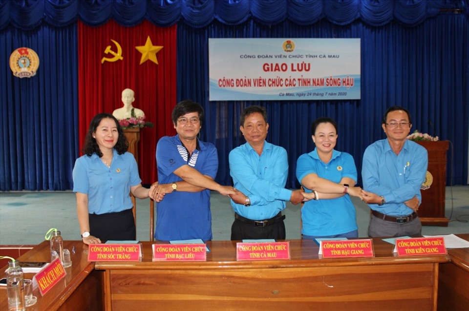Đại diện Công đoàn Viên chức các tỉnh Nam Sông Hậu ký kết giao lưu luân phiên hàng năm. Ảnh: Thiệu Vũ
