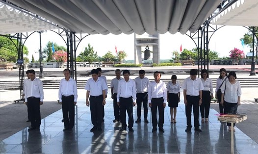 Cty Điện lực Thừa Thiên Huế đã dâng hương tưởng nhớ các anh hùng liệt sĩ tại nhiều nghĩa trang. Ảnh: Cty ĐL CC.