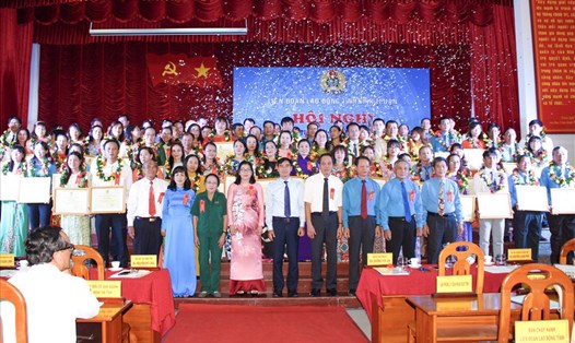 Các tập thể, cá nhân được tuyên dương tại Hội nghị điển hình tiên tiến trong CNVCLĐ tỉnh Bình Thuận, giai đoạn 2015 – 2020. Ảnh: Võ Huyền