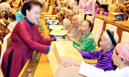 Chủ tịch Quốc hội Nguyễn Thị Kim Ngân tặng quà các Mẹ Việt Nam Anh hùng tại buổi gặp mặt.