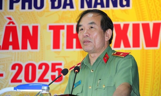 Thiếu tướng Vũ Xuân Viên- Giám đốc CATP Đà Nẵng chủ trì buổi họp khẩn nhằm triển khai phương án phòng chống dịch bệnh. Ảnh: CACC