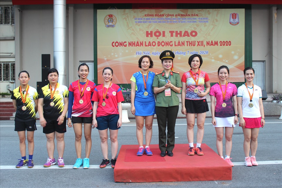 Các vận động viên nữ rạng rỡ tại ngày bế mạc Hội thao. Ảnh: Tú Quỳnh