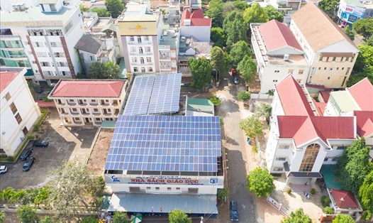Công trình điện mặt trời trên mái nhà tại Công ty Cổ phần Sách và thiết bị trường học Đắk Lắk.