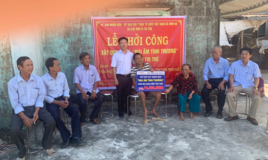 Ông Trần Văn Minh - Chủ tịch Công đoàn Cty Điện lực Thừa Thiên Huế trao hỗ trợ kinh phí cho gia đình bà Nguyễn Thị Thẻ. Ảnh: PC TTH cung cấp.
