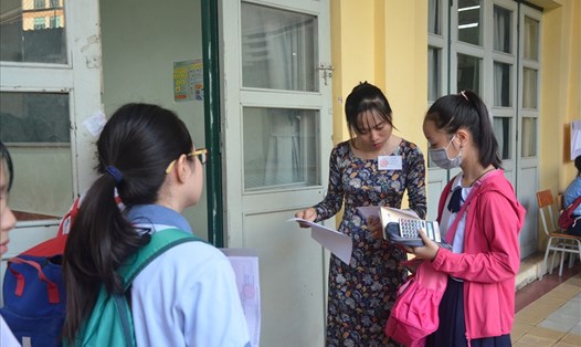 Thí sinh làm thủ tục dự thi tại điểm thi Trường THPT Chuyên Trần Đại Nghĩa. Ảnh: Huyên Nguyễn