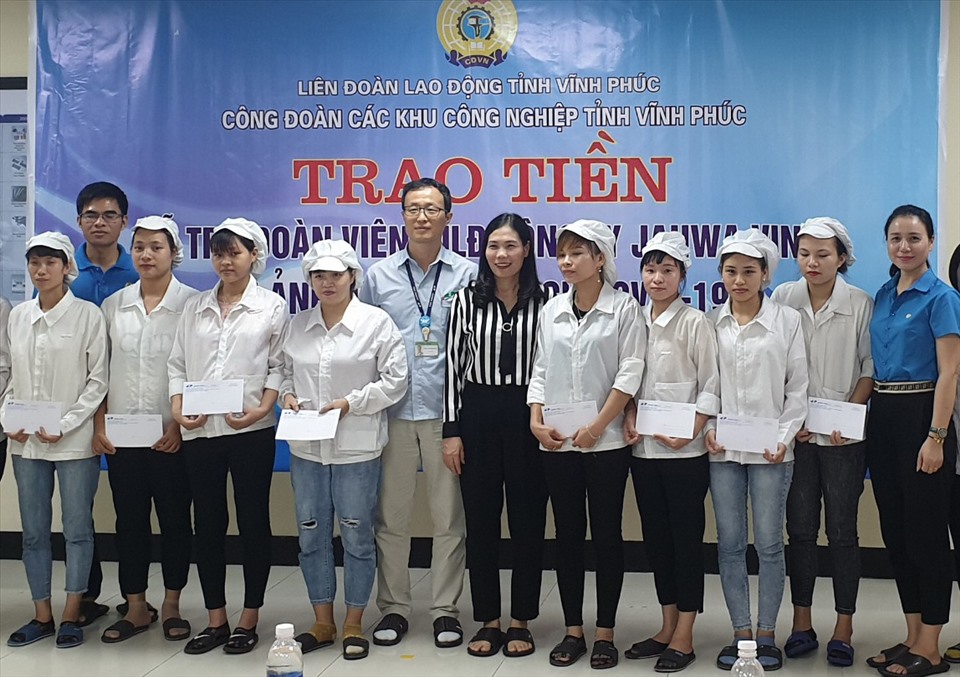 Đồng chí Trịnh Thị Thoa - Chủ tịch LĐLĐ tỉnh trao hỗ trợ công nhân lao động nghèo bị ảnh hưởng do dịch Covid-19 cho công nhân công ty TNHH Jahwa vina. Ảnh: Trương Hạnh