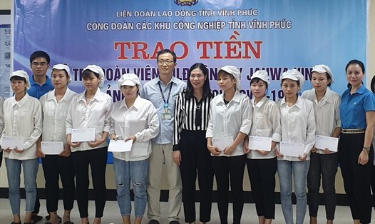 Đồng chí Trịnh Thị Thoa - Chủ tịch LĐLĐ tỉnh trao hỗ trợ công nhân lao động nghèo bị ảnh hưởng do dịch Covid-19 cho công nhân công ty TNHH Jahwa vina. Ảnh: Trương Hạnh