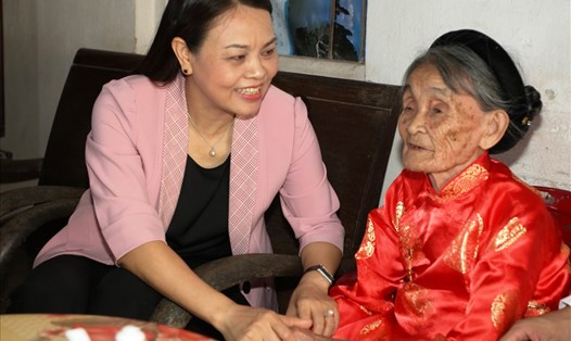 Bà Nguyễn Thị Thu Hà, Bí thư Tỉnh ủy Ninh Bình thăm và tặng quà cho Mẹ VNAH Trần Thị Bon ở huyện Yên Khánh. Ảnh: DIỆU ANH
