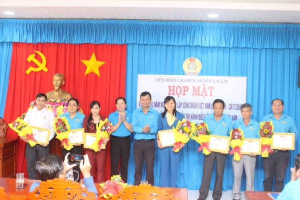 Khen thưởng tại họp mặt LĐLĐ huyện Cai Lậy kỷ niệm 91 năm Ngày thành lập Công đoàn VN. Ảnh: K.Q