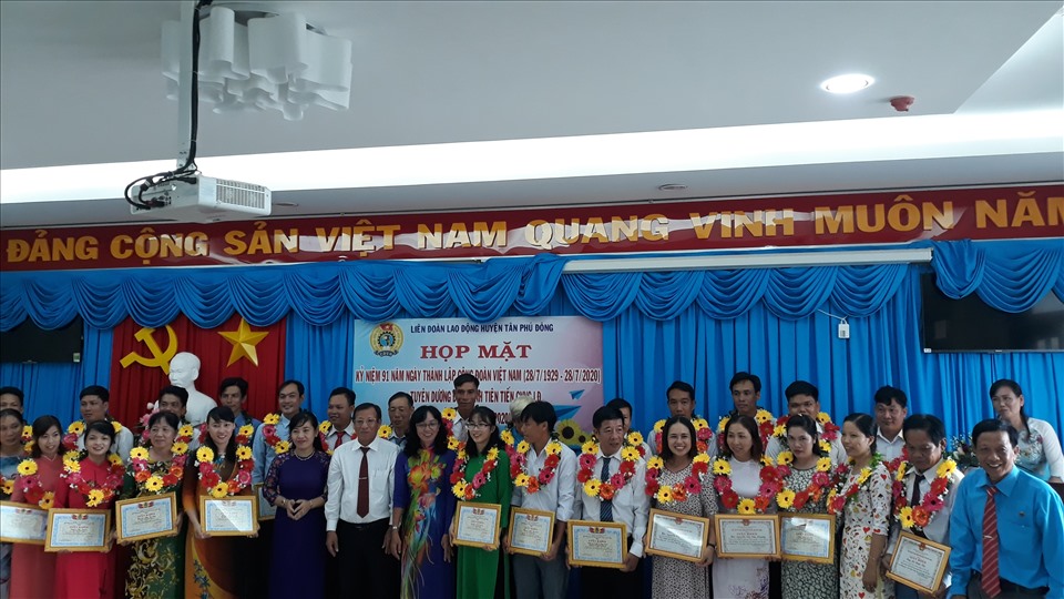 Khen thưởng tại họp mặt truyền thống 28.7 LĐLĐ huyện Tân Phú Đông. Ảnh: K.Q