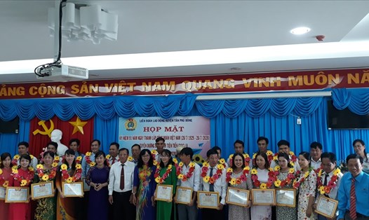 Khen thưởng tại họp mặt truyền thống 28.7 LĐLĐ huyện Tân Phú Đông. Ảnh: K.Q