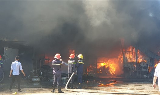 Xưởng vá lốp ô tô ở Quảng Nam bị bốc cháy. Ảnh: Thanh Chung