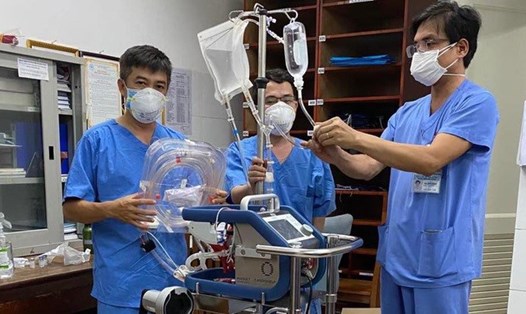 Ê-kíp y bác sĩ Bệnh viện Chợ Rẫy mang thiết bị ECMO đến Đà Nẵng để điều trị bệnh nhân 416. Ảnh: BVCC.